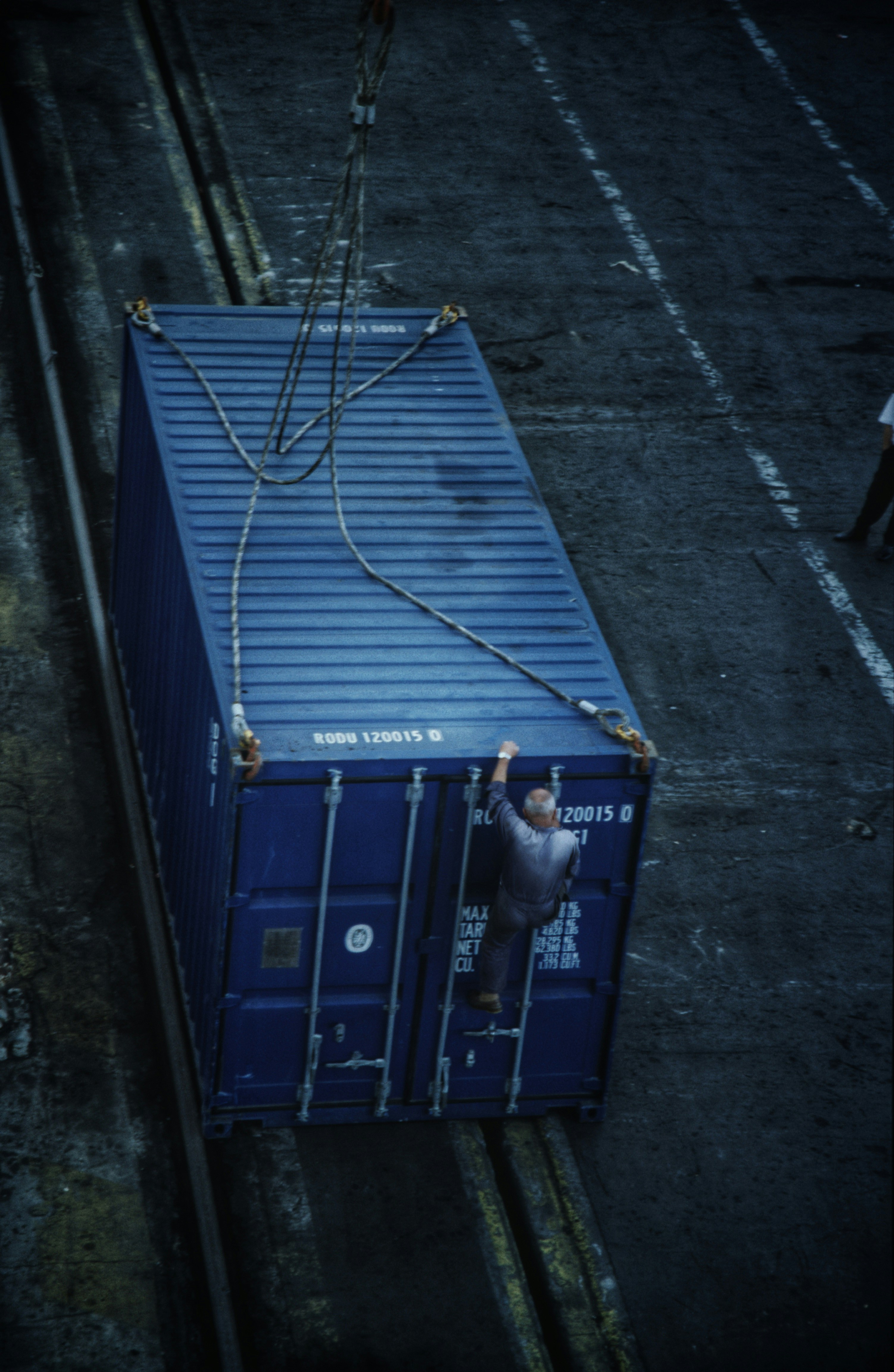 blauer Container im dunklen