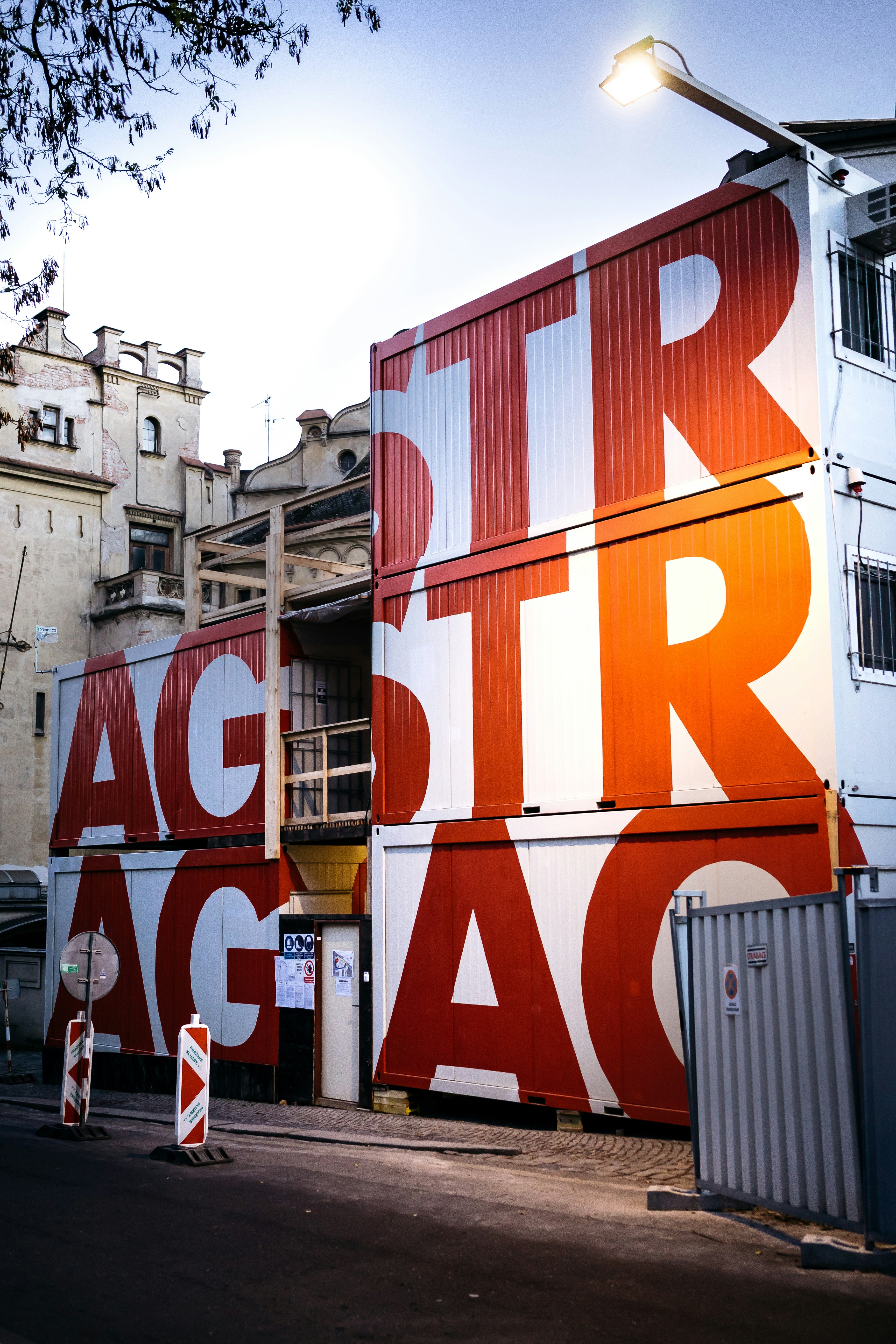 drei Container aufeinander