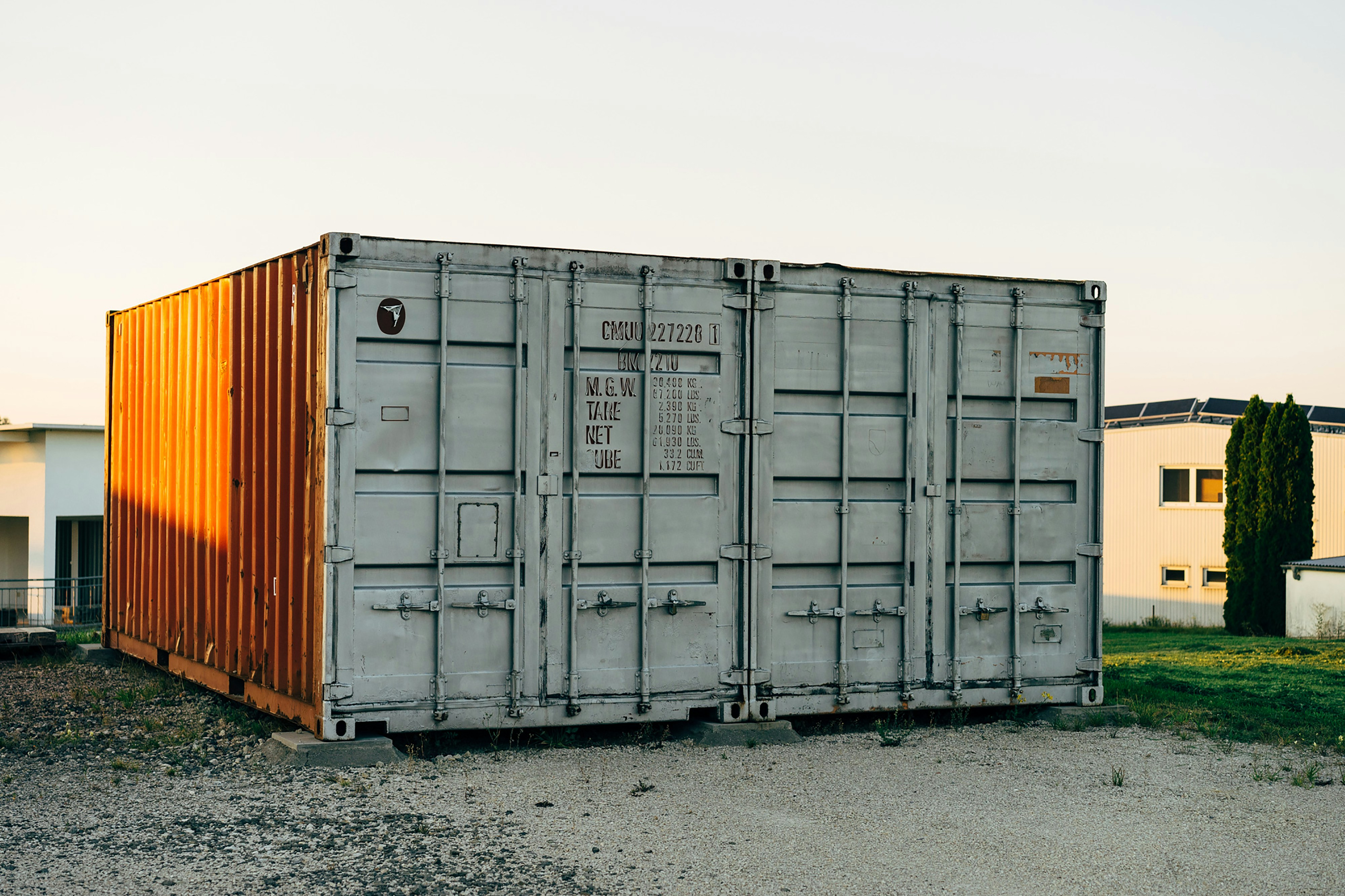 Schicker Container im Abendlicht
